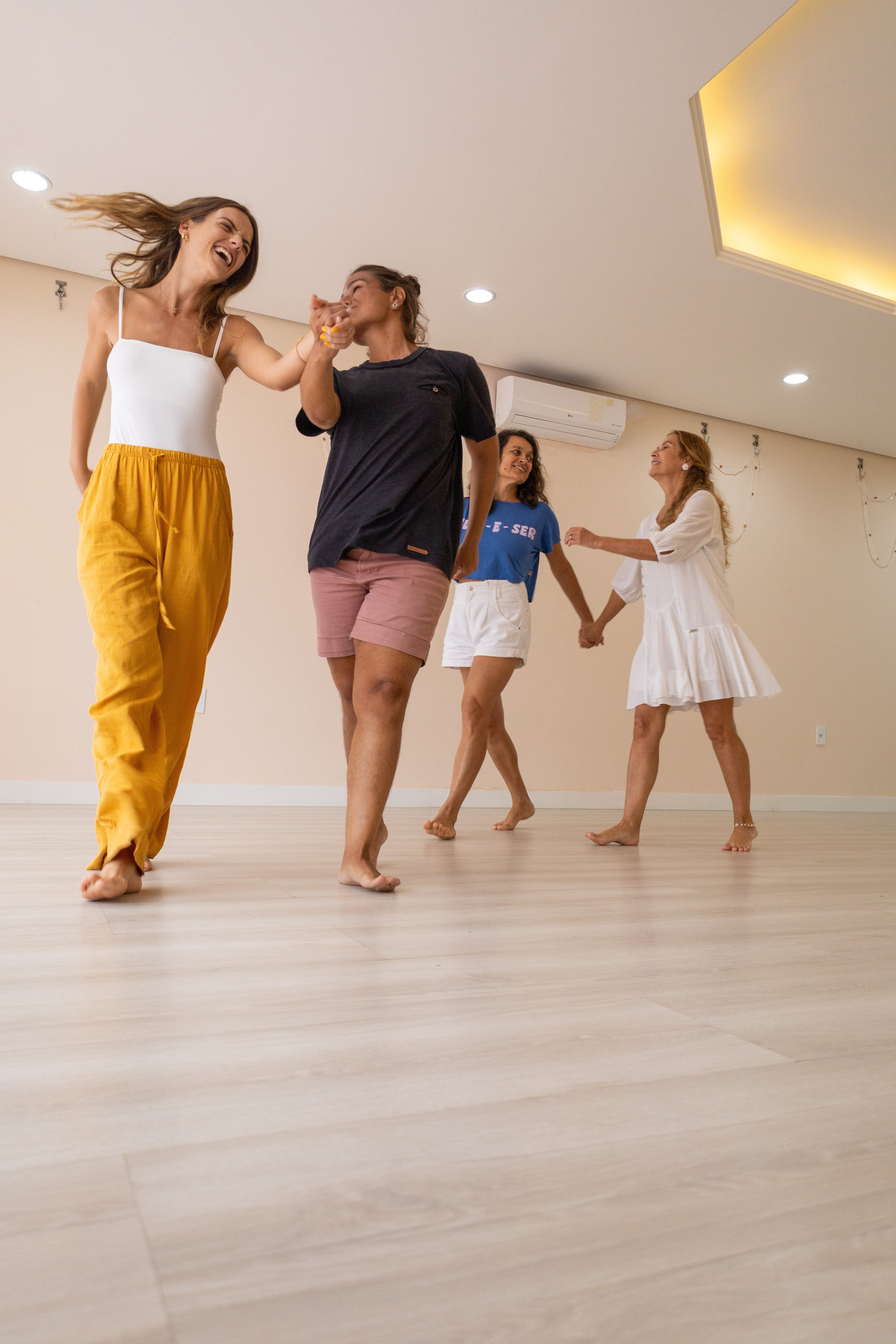 Biodanza — mãos entrelaçadas representando conexão humana